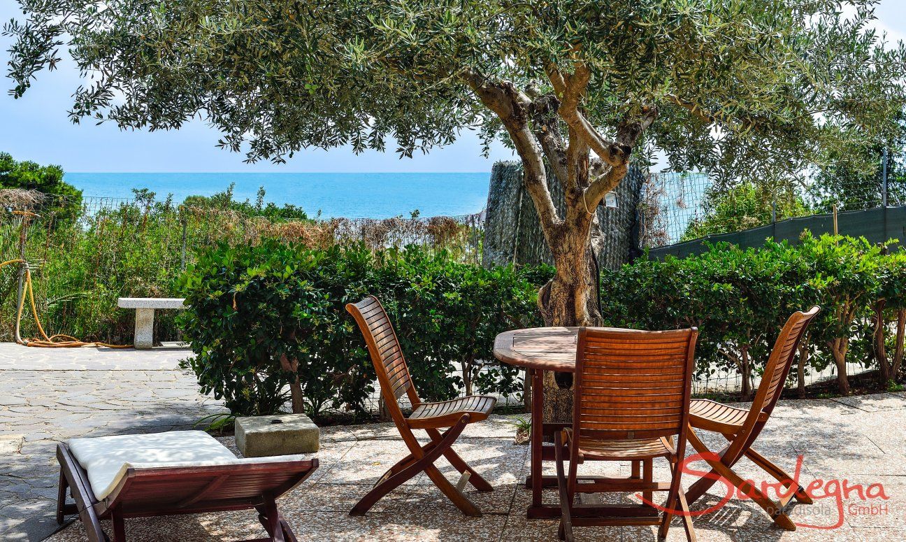 Apartment Castededdu 9 | Terrasse mit Kaffeetisch, Sonnenliegen und Meerblick Terrasse mit Kaffeetisch, Sonnenliegen und Meerblick