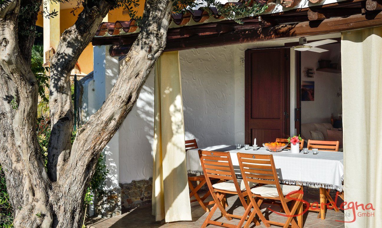 Villa Nicola | Überdachte Terrasse mit Esstisch Überdachte Terrasse mit Esstisch
