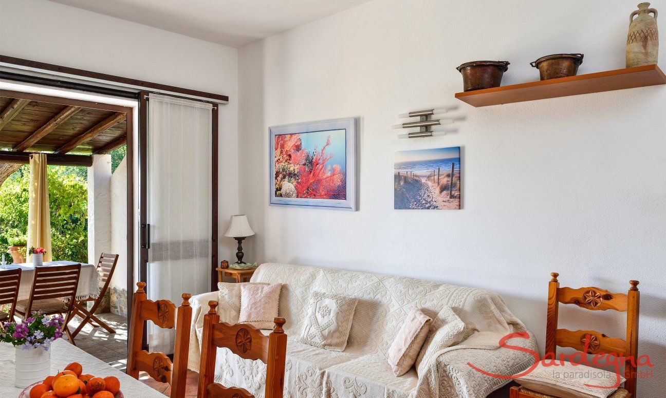 Villa Nicola | Wohnbereich mit Esstisch, Sofa und Terrassenzugang Wohnbereich mit Esstisch, Sofa und Terrassenzugang
