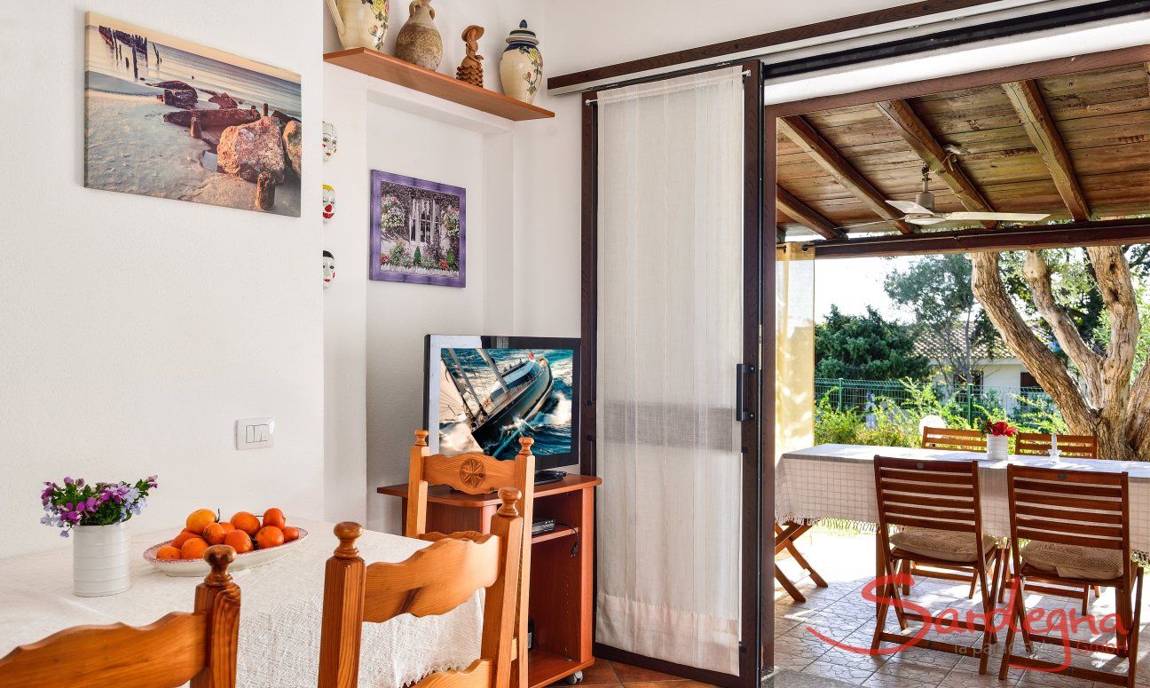 Villa Nicola | Wohnbereich mit Blick auf die Terrasse Wohnbereich mit Blick auf die Terrasse
