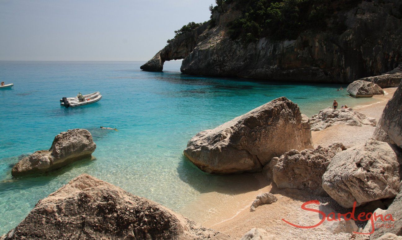 Unter der Felsnadel von Cala Goloritze befindet sich der charakeristische Felsbogen über dem Meer