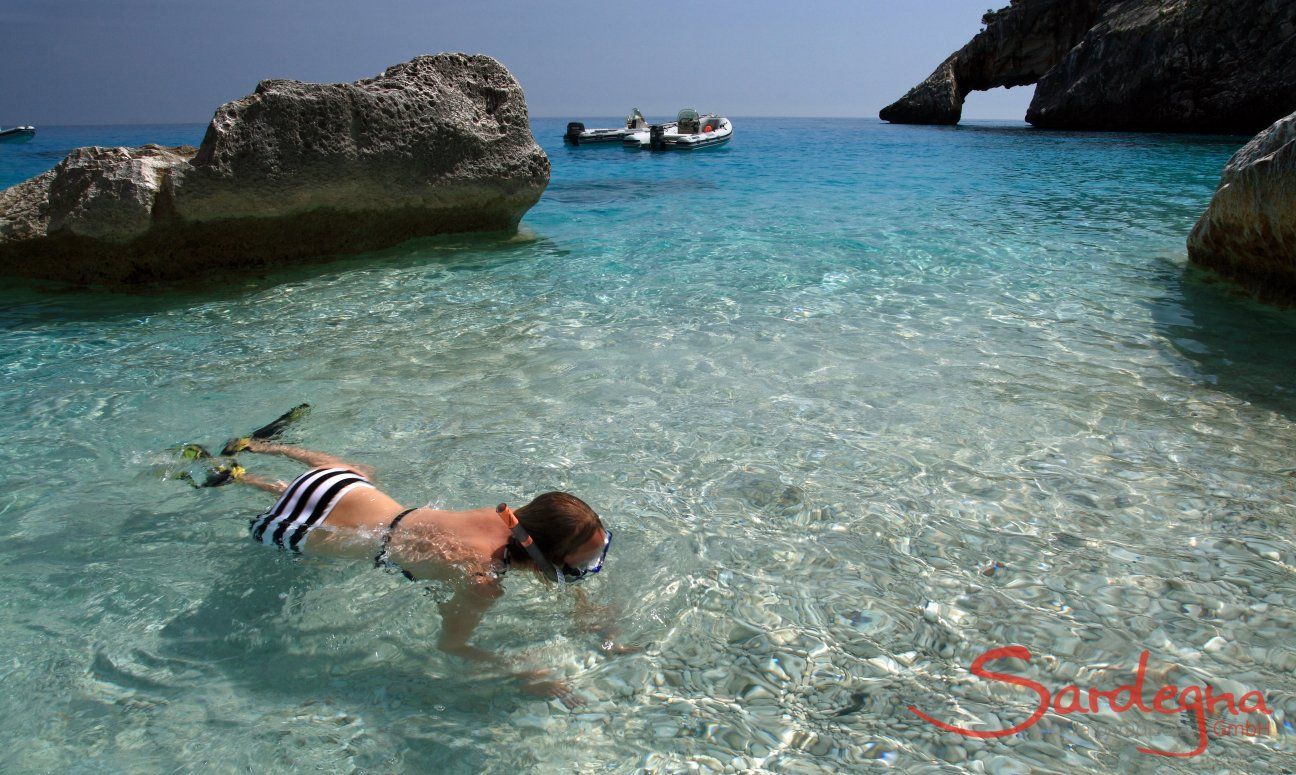 Junges Mädchen schnorchelt im dursichtigen Meer von Cala Goloritze; Cala Luna