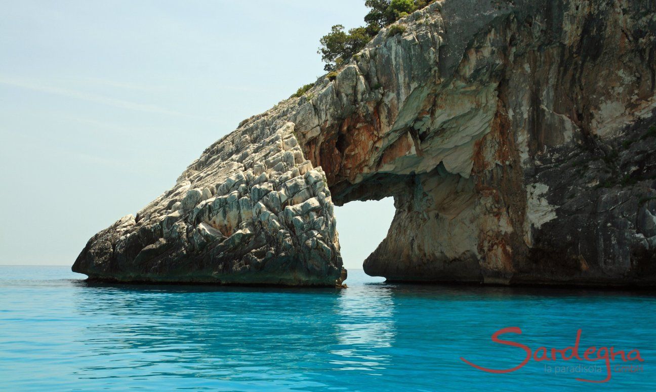 Von der Natur geformtes Felstor in Cala Goloritze; Cala Luna