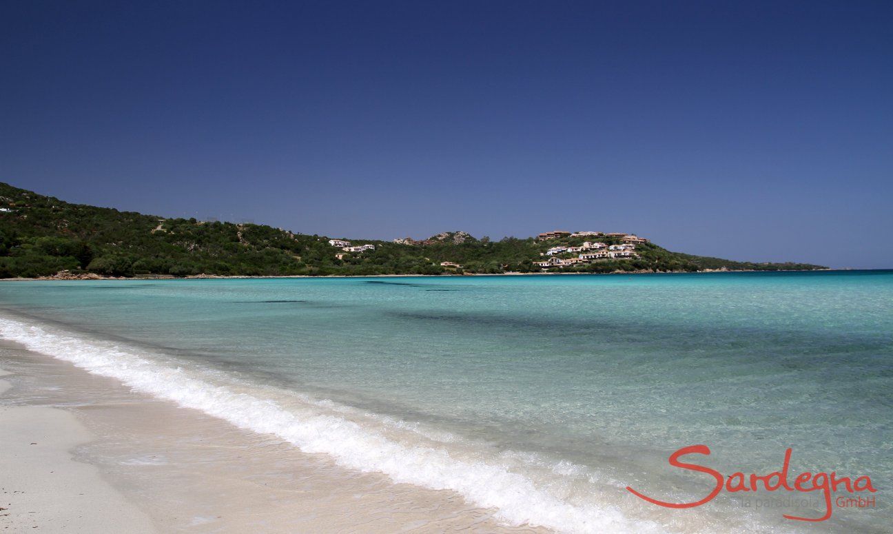 Türkis schimmerndes Meer im Golfo di Marinella bei Porto Rotondo