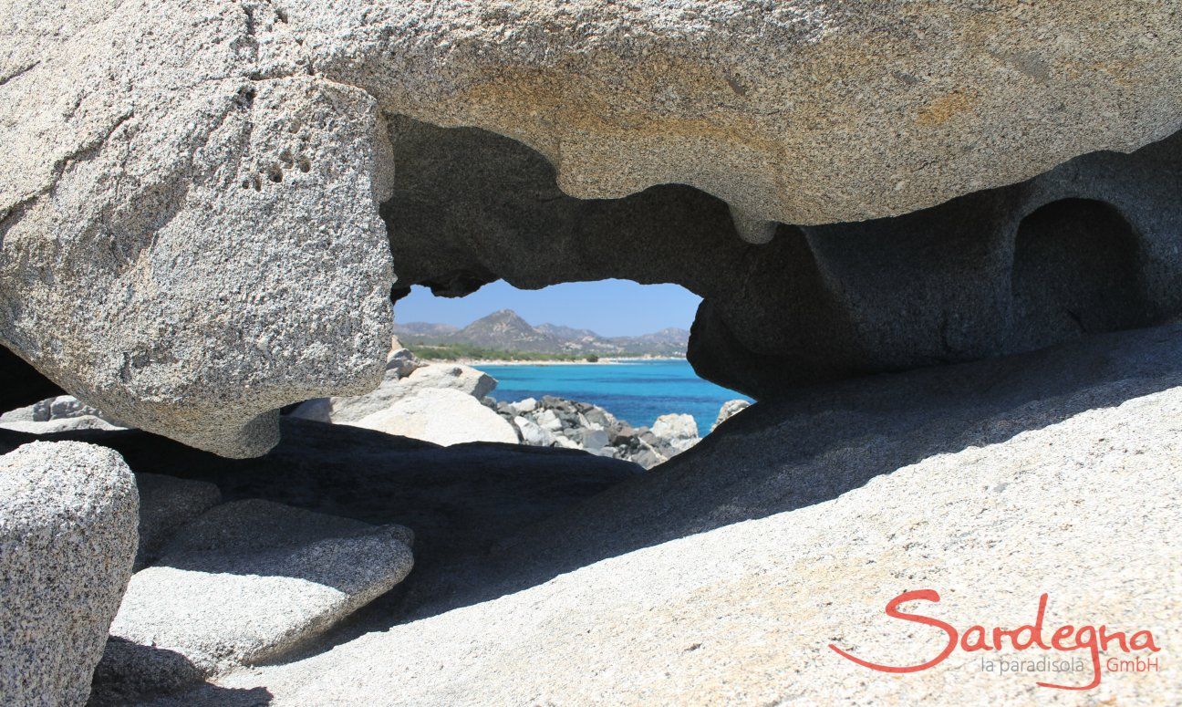 Casa Meloni 2 | Blick von S.Elmo aus einer Felsenhöhle bis an die Costa Rei SantElmo_und Boot