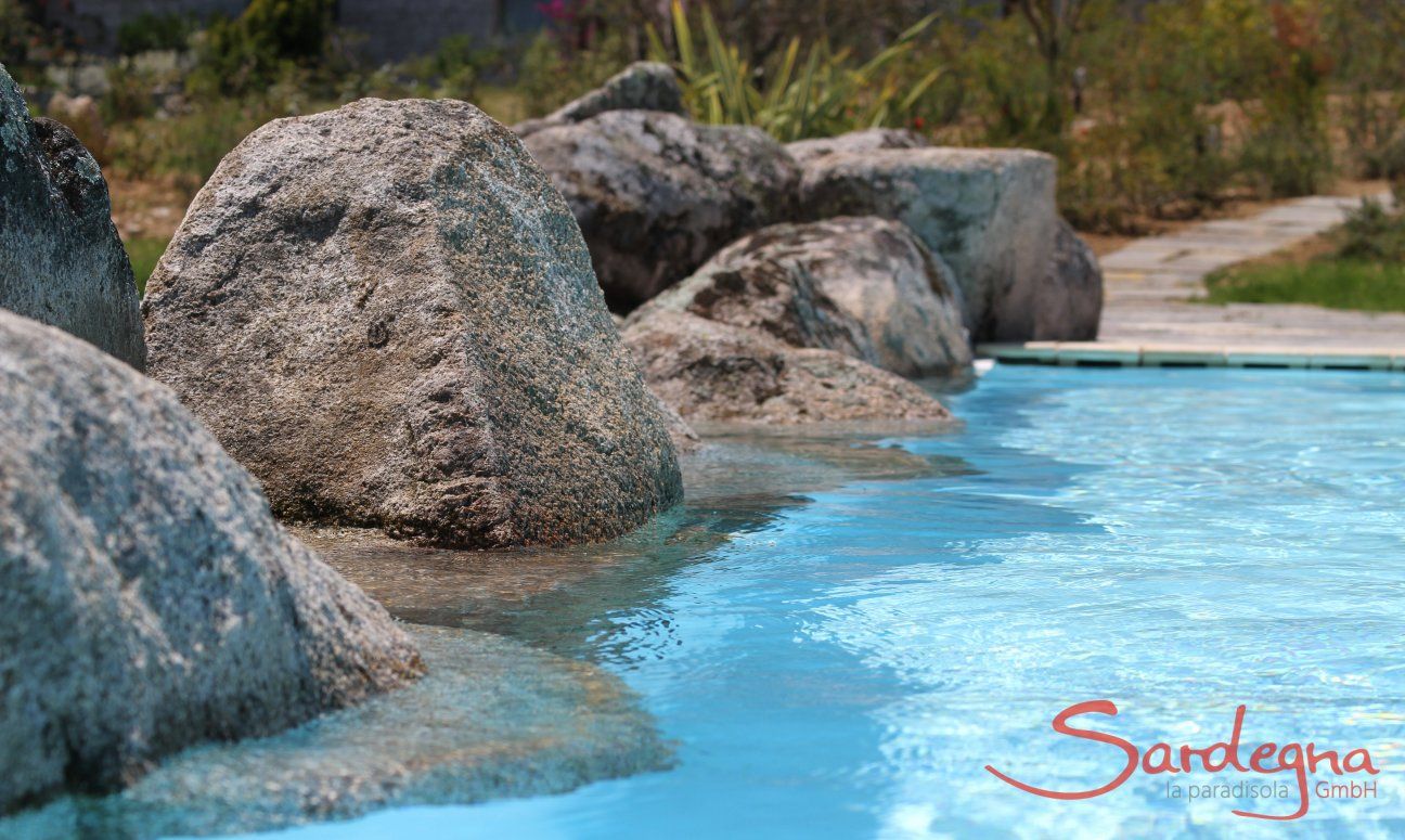 Li Conchi 35 | Pool mit Rand aus Granitfelsen Pool mit Rand aus Granitfelsen