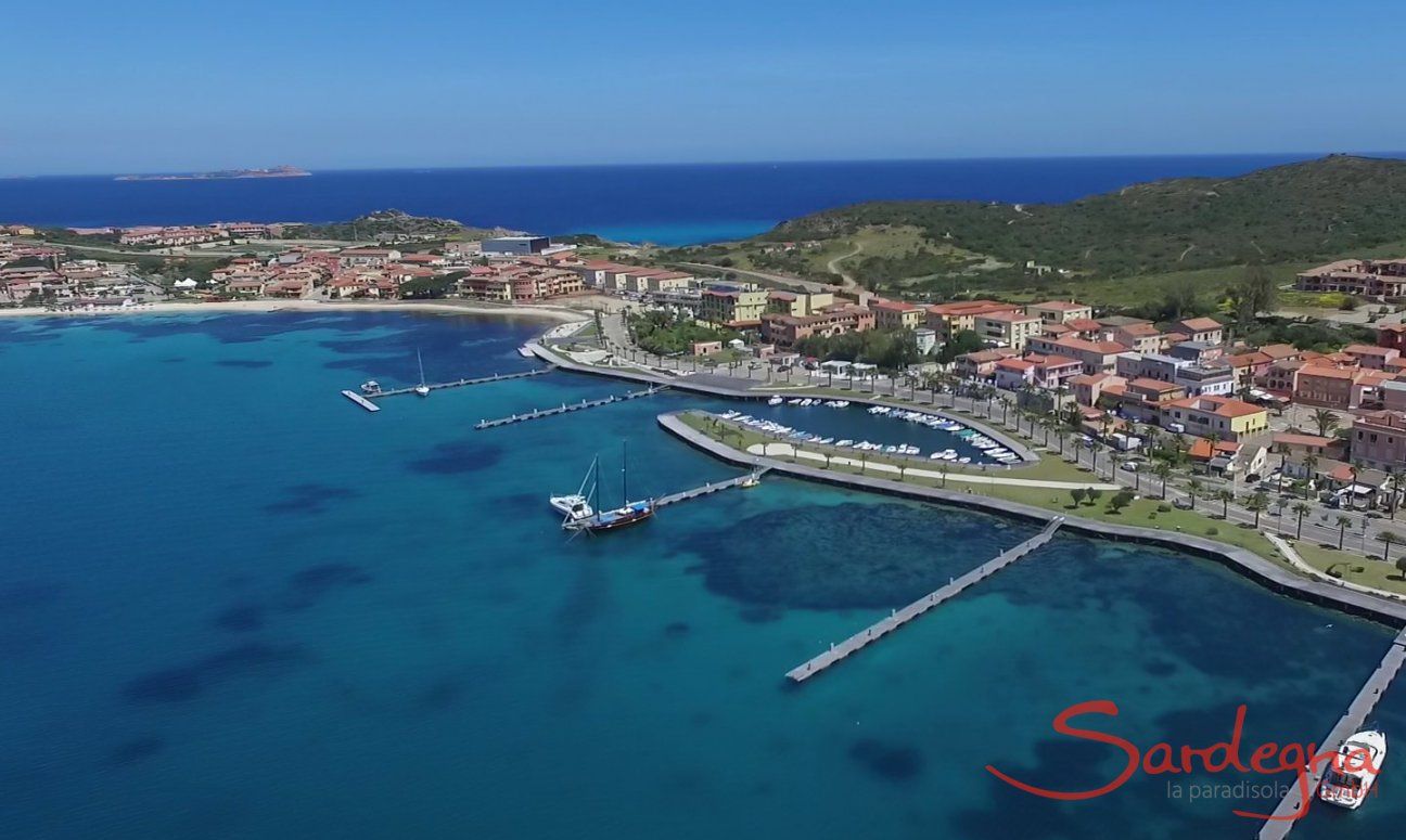 Luftansicht von Golfo Aranci mit Hafenpromenade und Strand