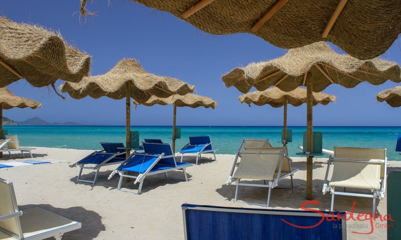 Sonnenschirm- und Liegenverleih Tamatete am Strand Cala Sinzias