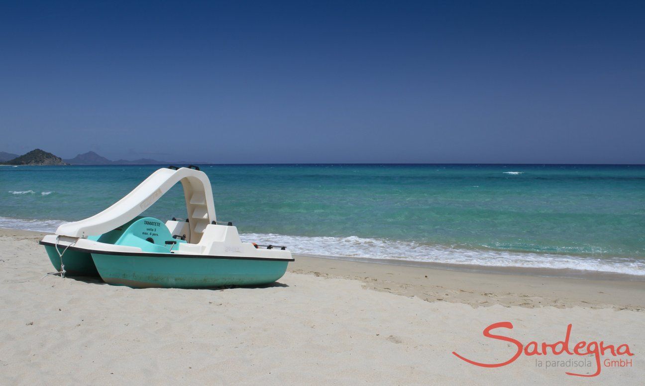 Tretbootverleih am Strand von Cala Sinzias