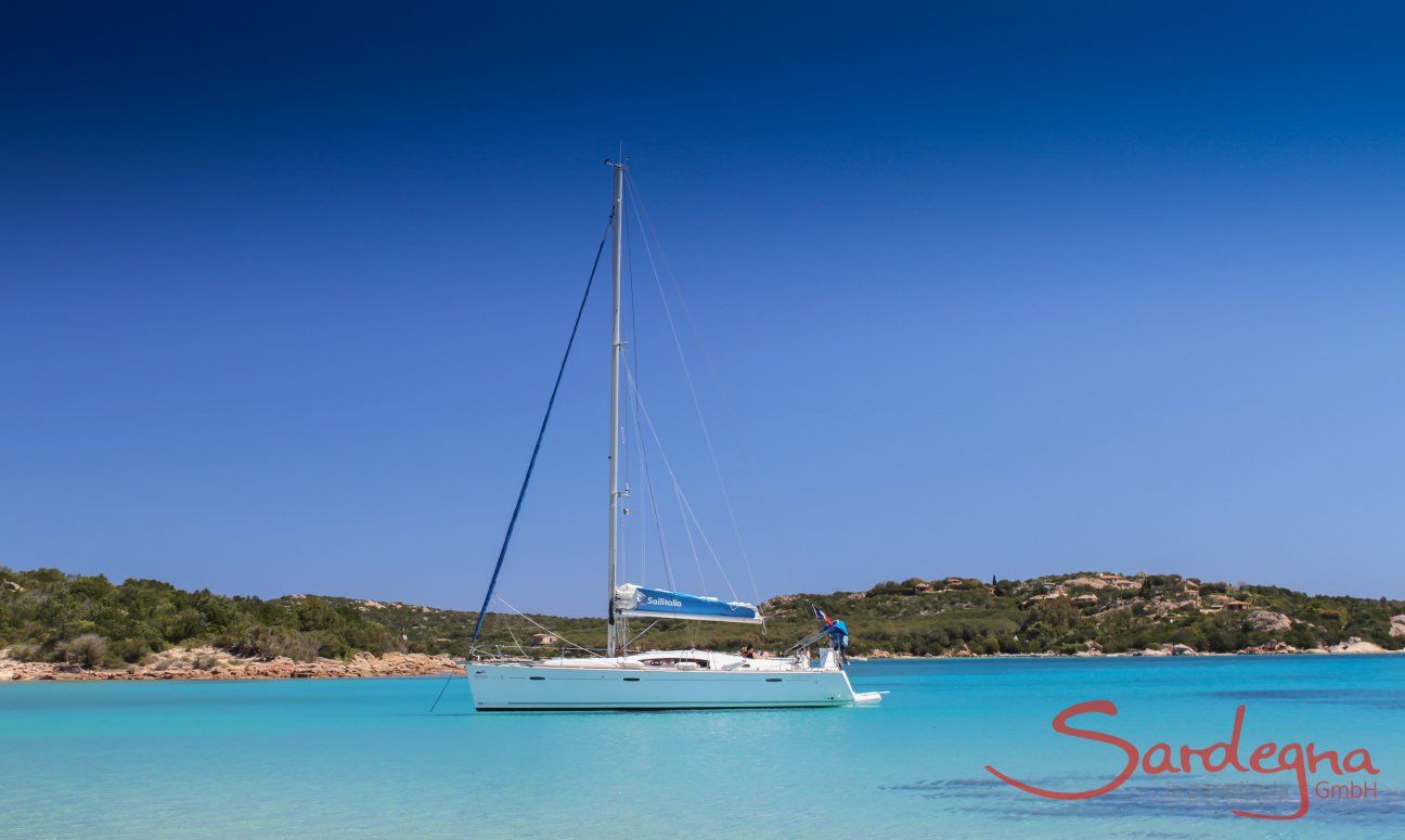 Segelboot schwebt auf dem glasklaren Wasser von Cala di Volpe