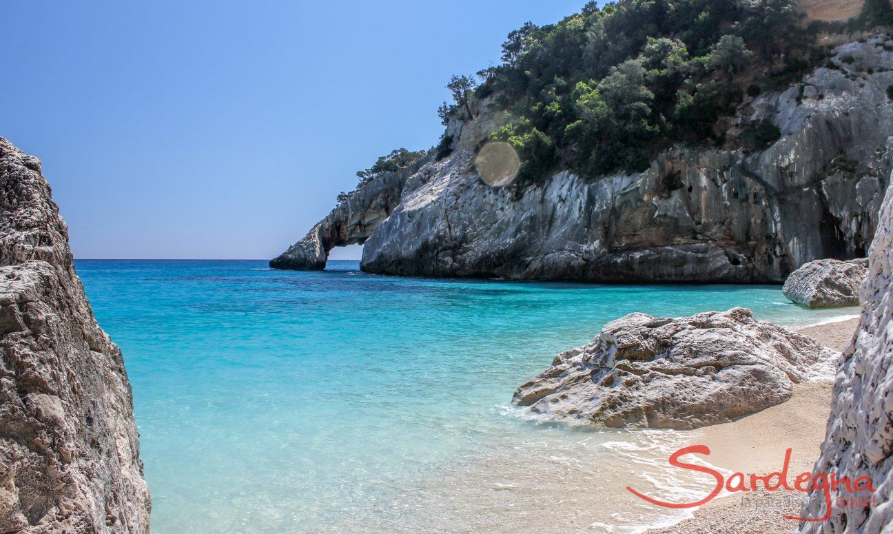 Traumhafte Farbspiele von Meerwasser, Felsen und Natur am Strand Cala Goloritze