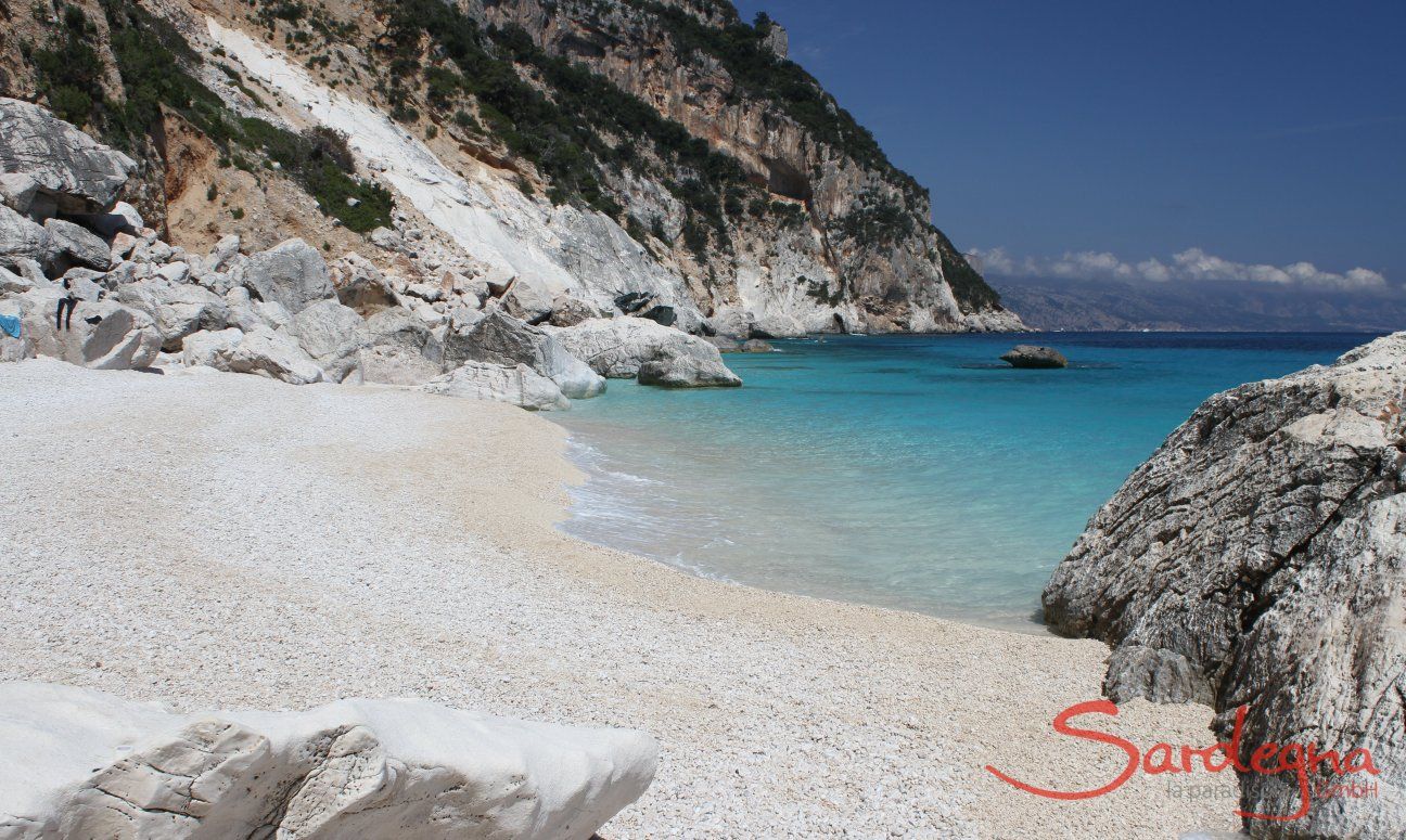 Kalkweißer Strand Cala Goloritze mit Blick auf das Meer und die steile, anschließende Küste