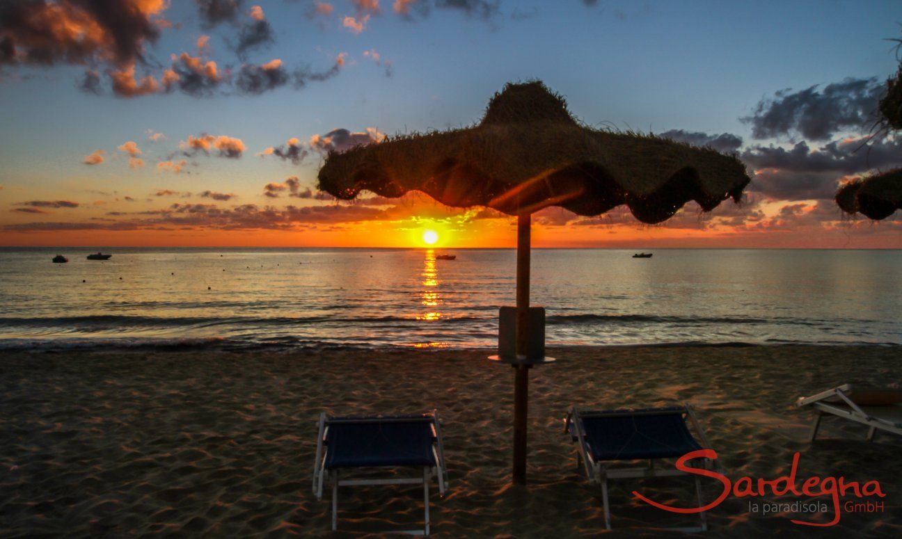 Sonnenaufgang am Strand von Cala Sinzias