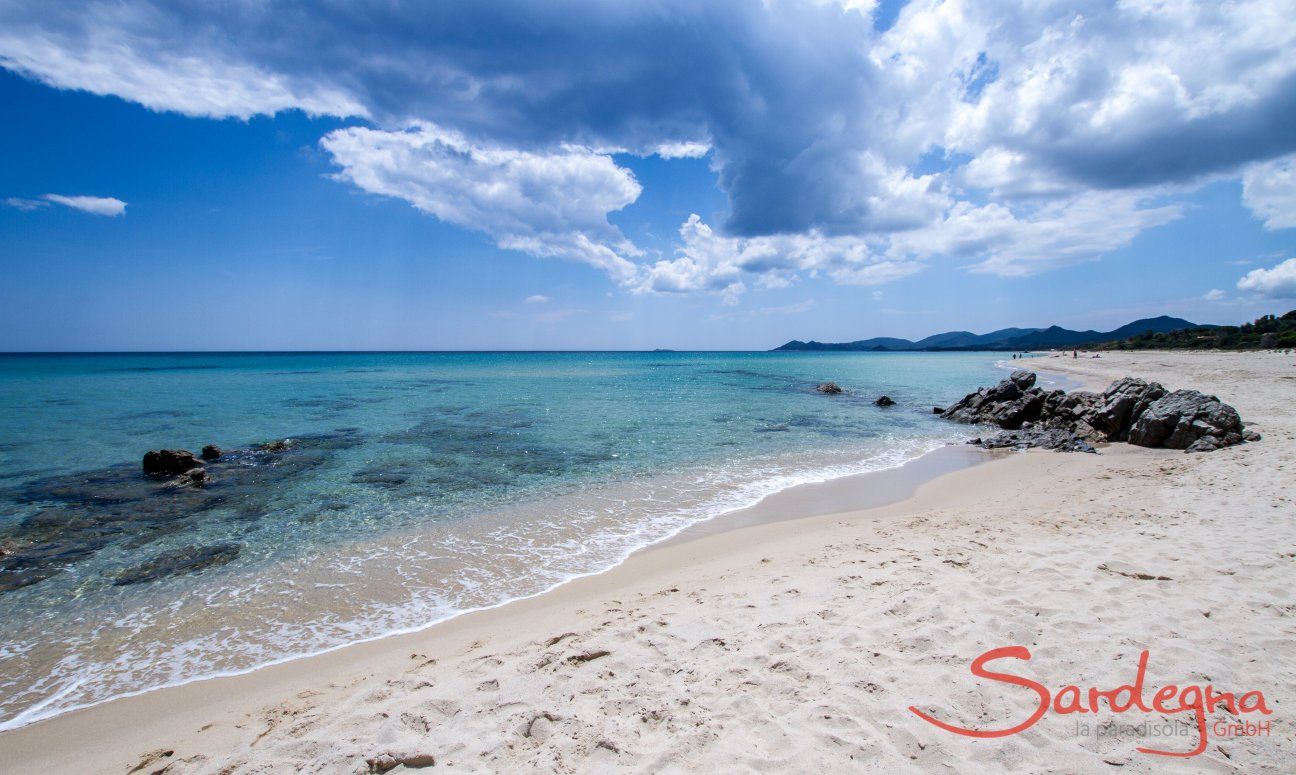 Weißer Sandstrand und glasklares Wasser an der Costa Rei 