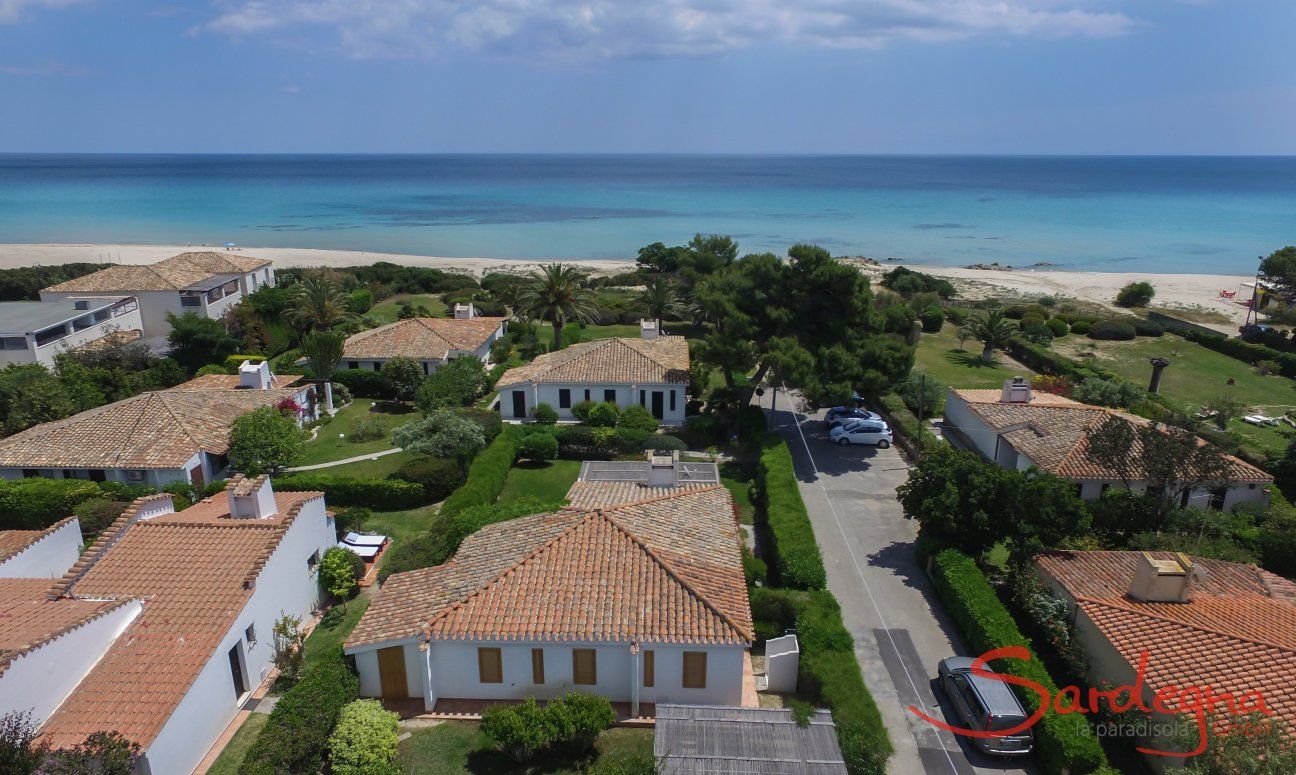Villa Kika | Lage der villa mit dem Meer vor der Türe: Villa Kika ist vorne, mittig im Bild Villa Kika, das Meer vor der Türe