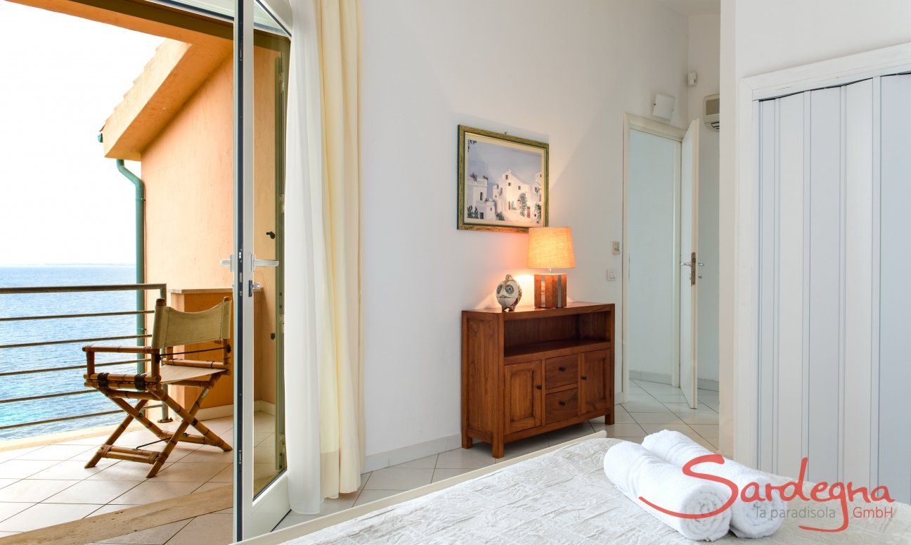Apartment Azzurra | Schlafzimmer 1 mit Terrasse mit Meerblick Schlafzimmer 2 mit Meerblick