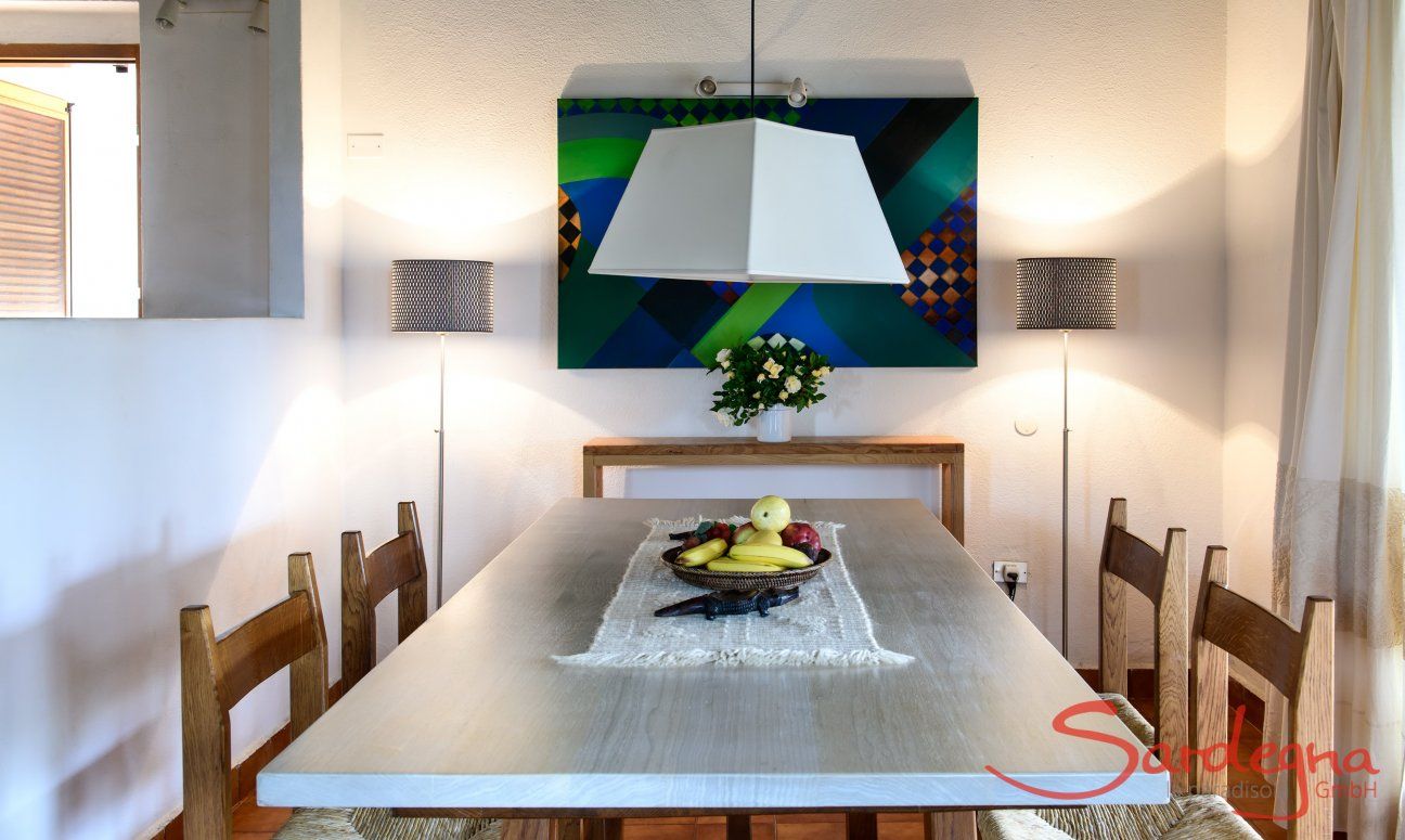 Villa Kika | Esstisch mit heller Holzplatte Esstisch mit heller Holzplatte
