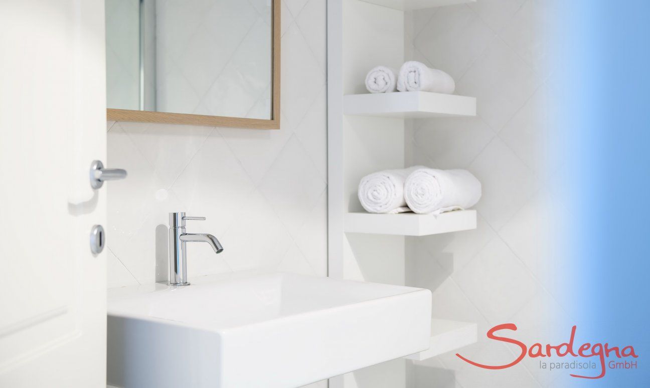Li Conchi 21 | Bad 3 mit Waschbecken und Regal 3. Bad Detail
