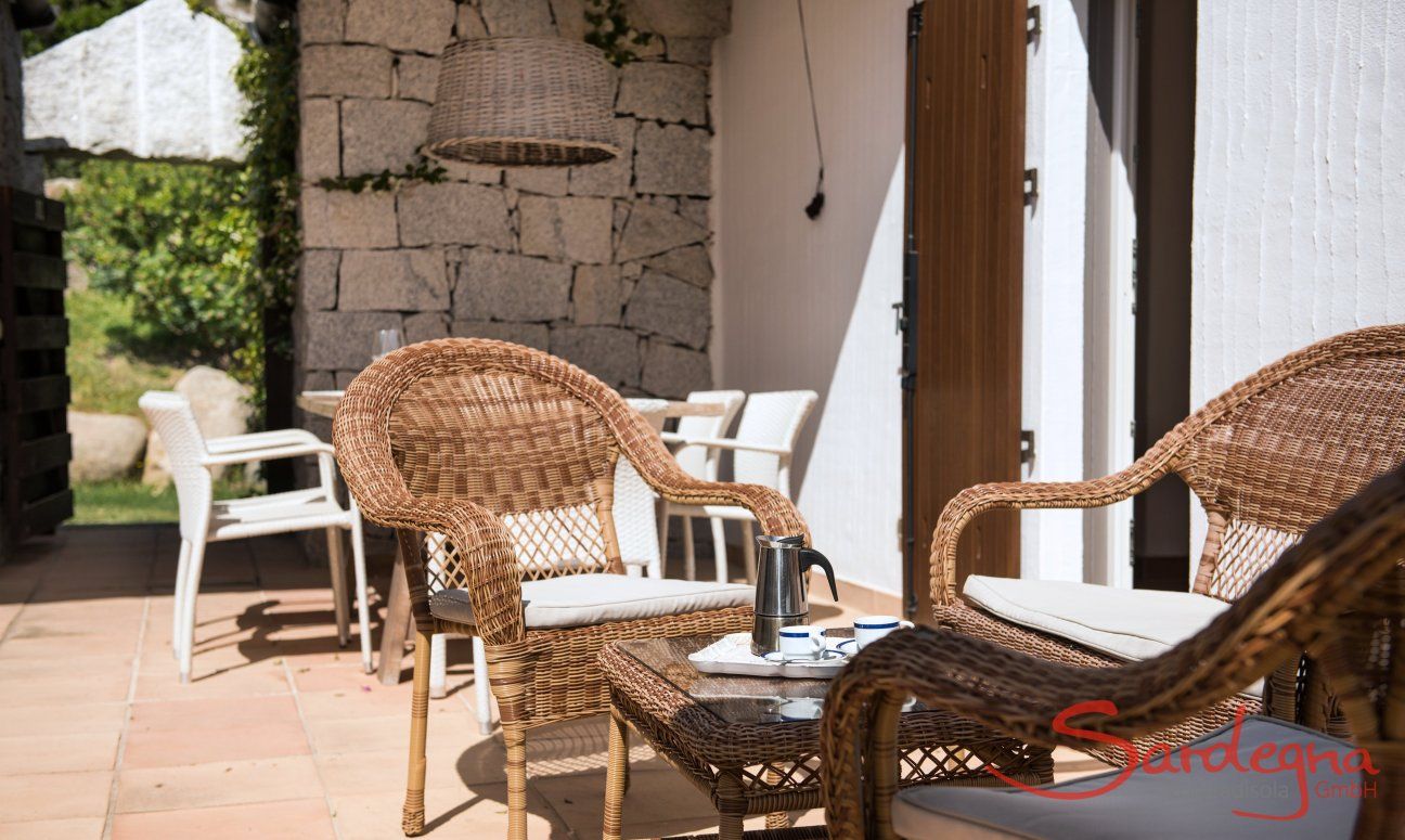 Li Conchi 31 | Die Terrasse mit Sofa und Esstisch wird zum Wohnzimmer im Freien Innenterrasse