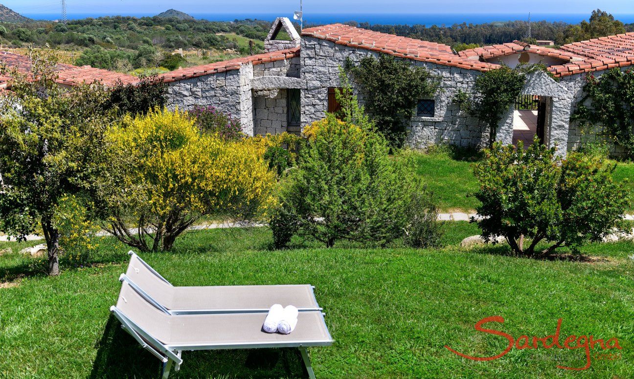 Li Conchi 31 | Garten mit Sonnenliegen und Meerblick Eingang und Meer im Hintergrund