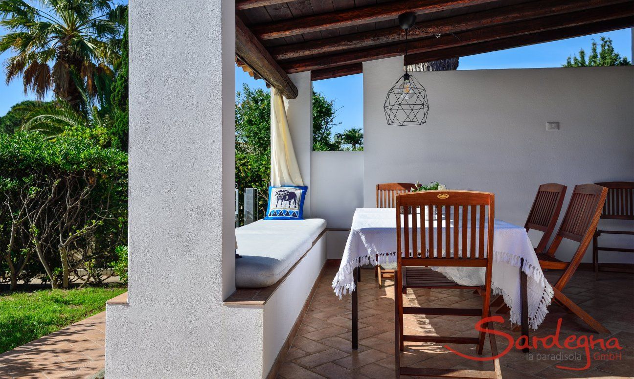 Überdachte, schöne Terrasse mit Blick auf den Garten 