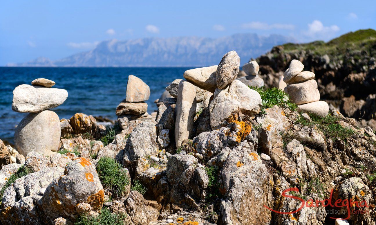 Steinformationen mit der Insel Tavolara im Hintergrund