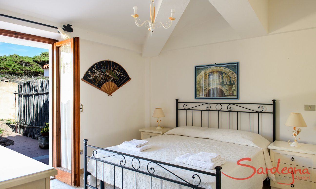Villa Massimo | Schlafzimmer 1 mit Doppelbett und Terrassenzugang Schlafzimmer 1 mit Doppelbett und Terrassenzugang