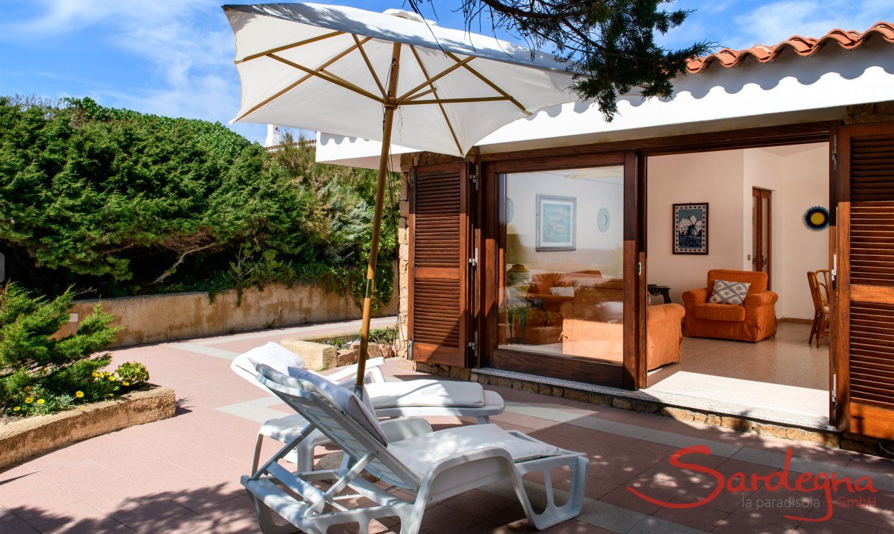 Villa Massimo | Schattige Terrasse mit Glasschiebetür zum Wohnzimmer Schattige Terrasse mit Glasschiebetür zum Wohnzimmer