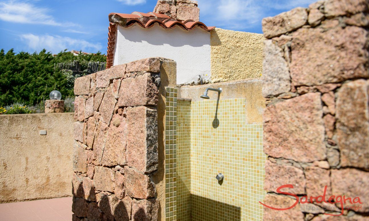 Villa Massimo | Aussendusche auf dem Grundstück Aussendusche auf dem Grundstück