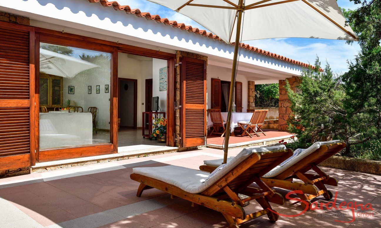 Villa Massimo | Terrasse mit Blick auf den überdachten Essbereich Terrasse mit Blick auf den überdachten Essbereich