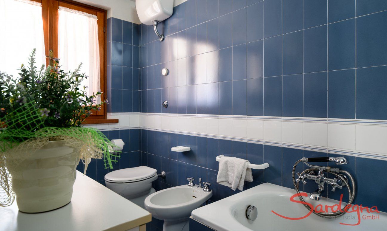 Villa Marco | Modernes Tageslichtbad mit Badewanne und Bidet Modernes Tageslichtbad mit Badewanne und Bidet