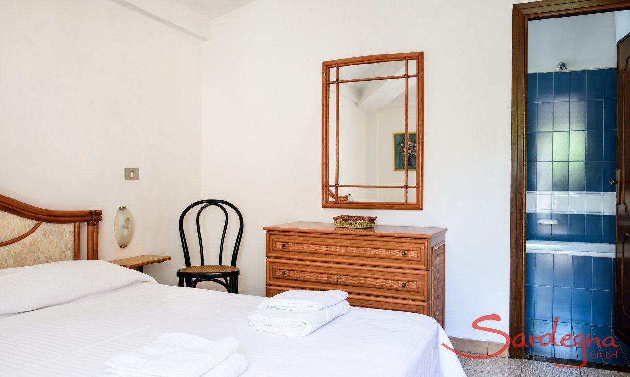 Villa Marco | Schlafzimmer 1 mit Doppelbett und Ensuite-Badezimmer Schlafzimmer 1 mit Doppelbett und Ensuite-Badezimmer