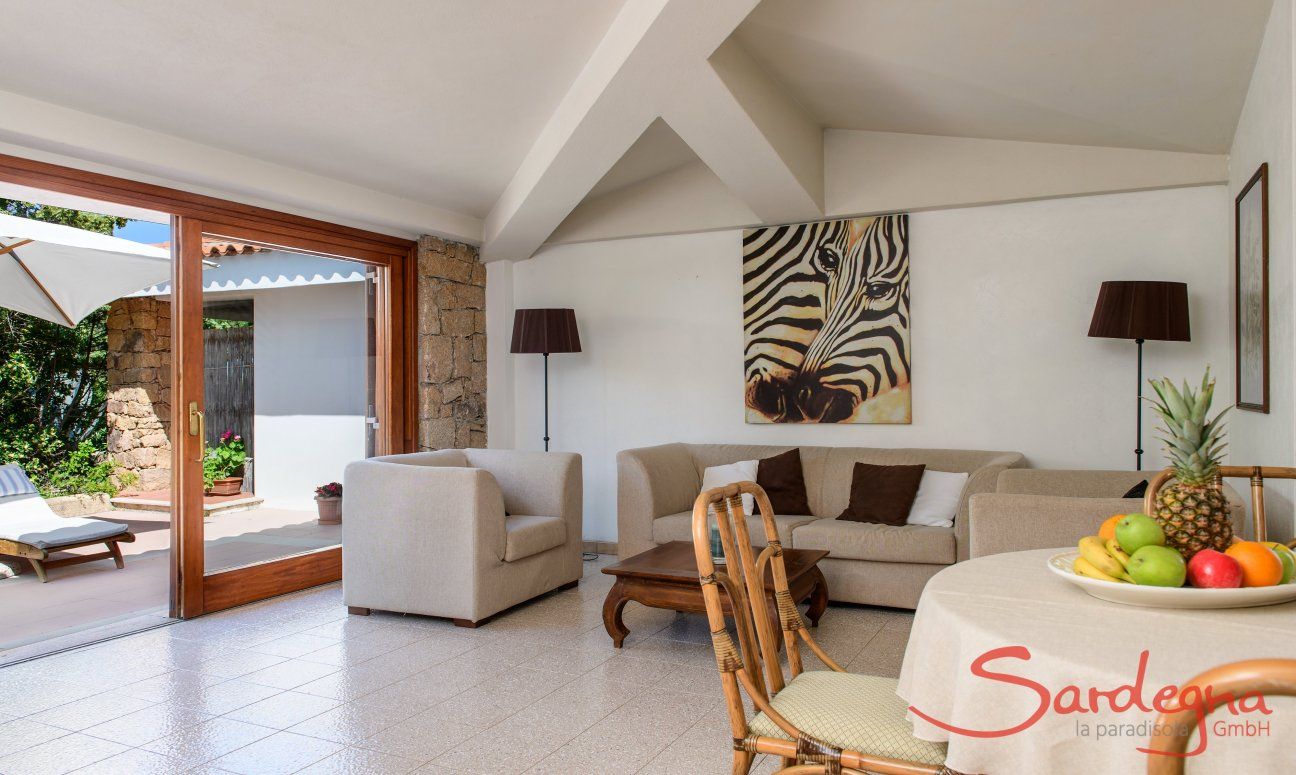 Villa Marco | Heller, moderner Wohnbereich mit Terrassenzugang Heller, moderner Wohnbereich mit Terrassenzugang
