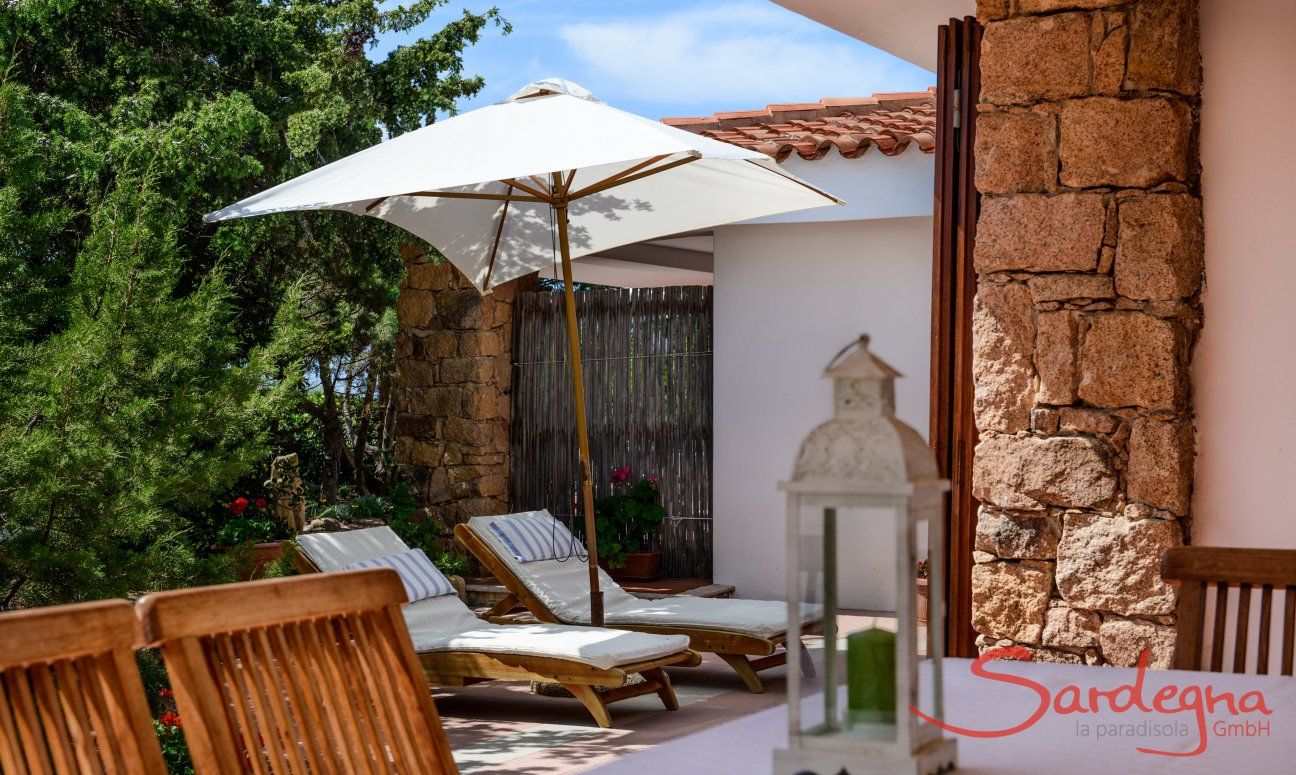 Villa Marco | Überdachte Terrasse mit Esstisch Überdachte Terrasse mit Esstisch