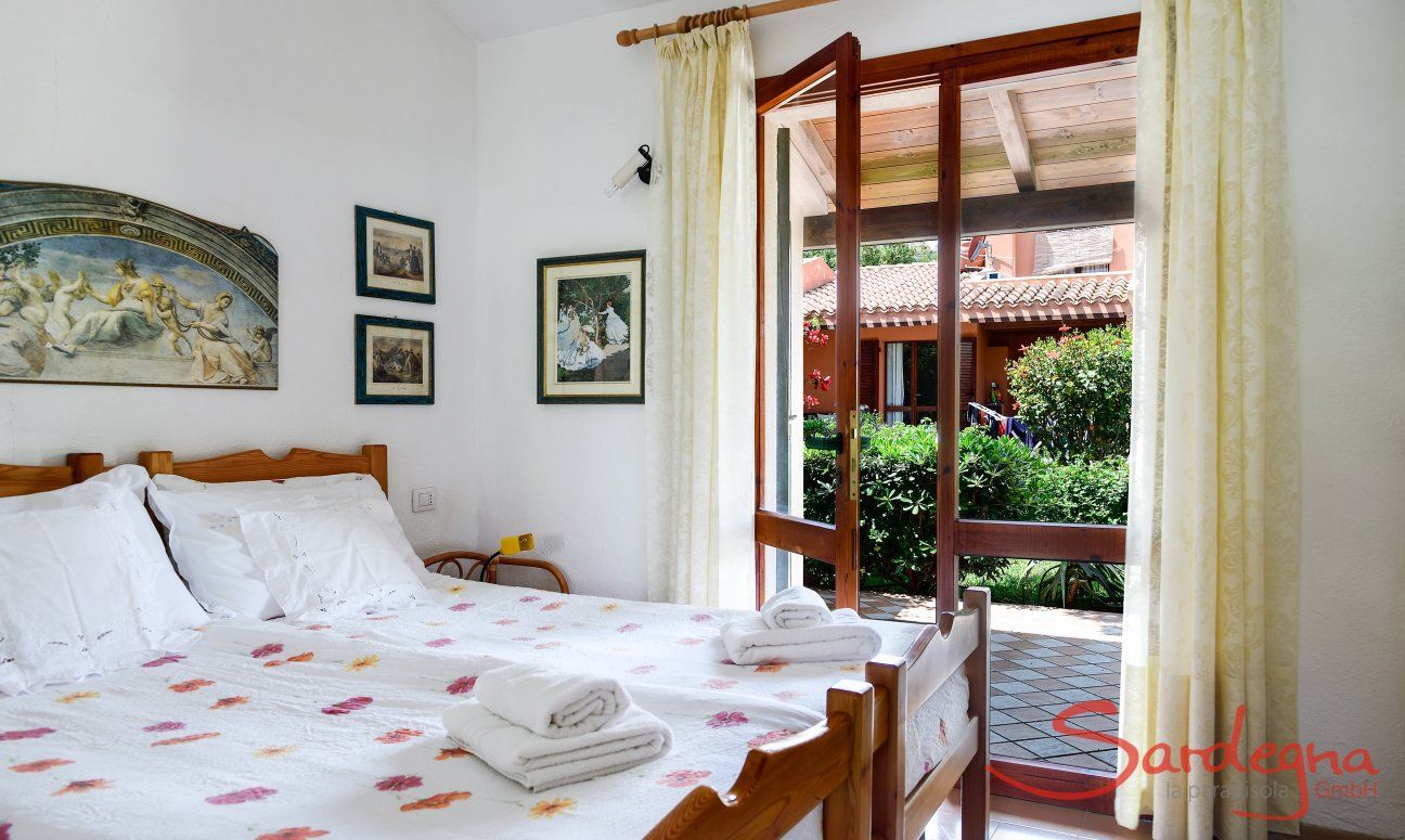 Villa Mare Turagri | Schlafzimmer 1 mit Einzelbetten und Gartenzugang Schlafzimmer 1 mit Einzelbetten und Gartenzugang