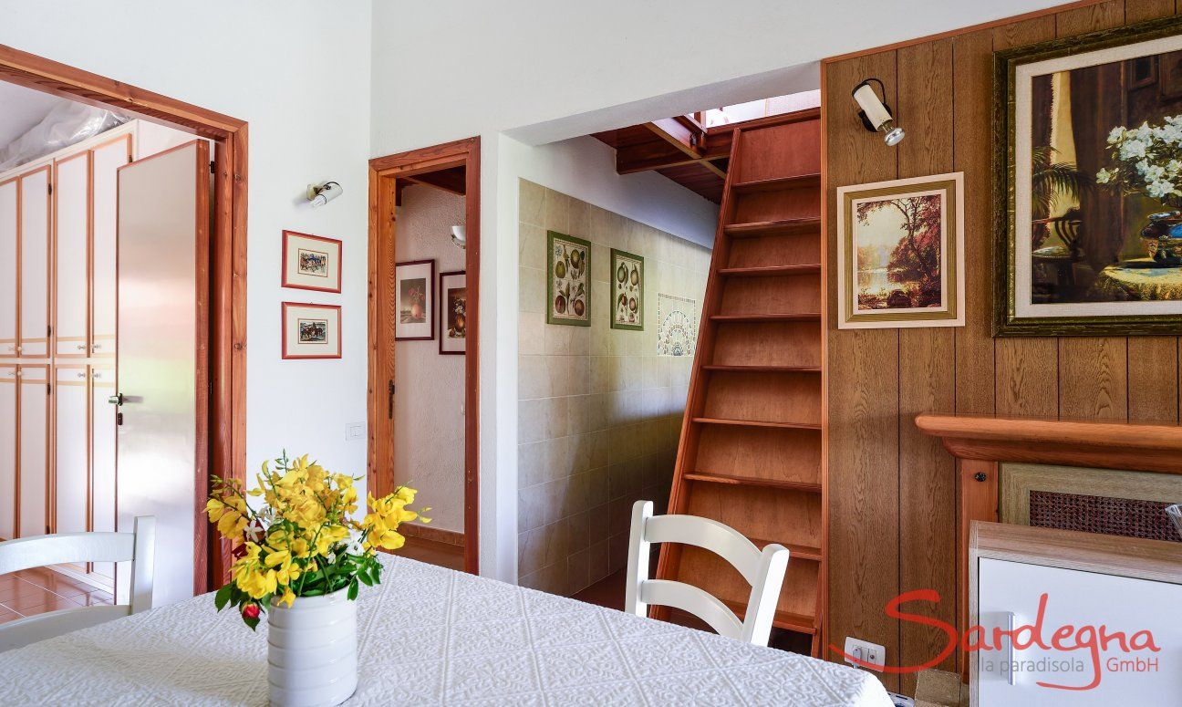 Villa Mare Turagri | Wohzimmer und Treppe zum oberen Schlafbereich Wohzimmer und Treppe zum oberen Schlafbereich