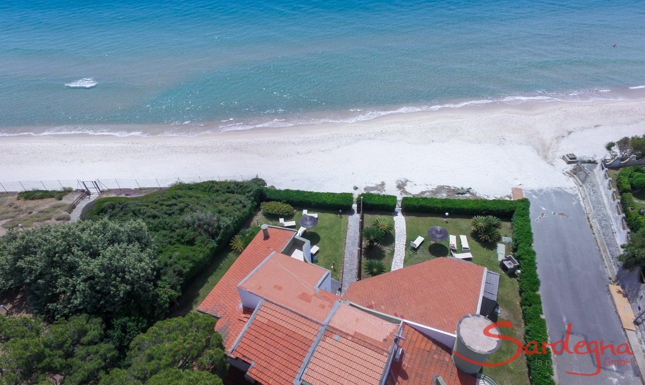 Villa Fernando | Lage der Doppelhäuser Massidda - Fernando im großen, grünen, privaten Garten direkt am karibik weißen Sandstrand Villa Massidda, Villa Fernando