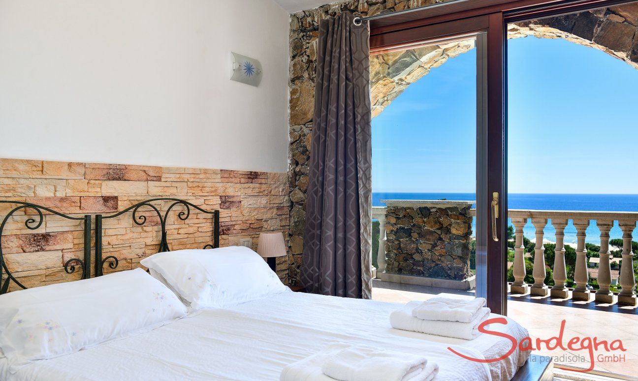 Apartment Castededdu 1 | Schlafzimmer 1 mit Terrassenzugang und Meerblick Schlafzimmer 1 mit Terrassenzugang und Meerblick