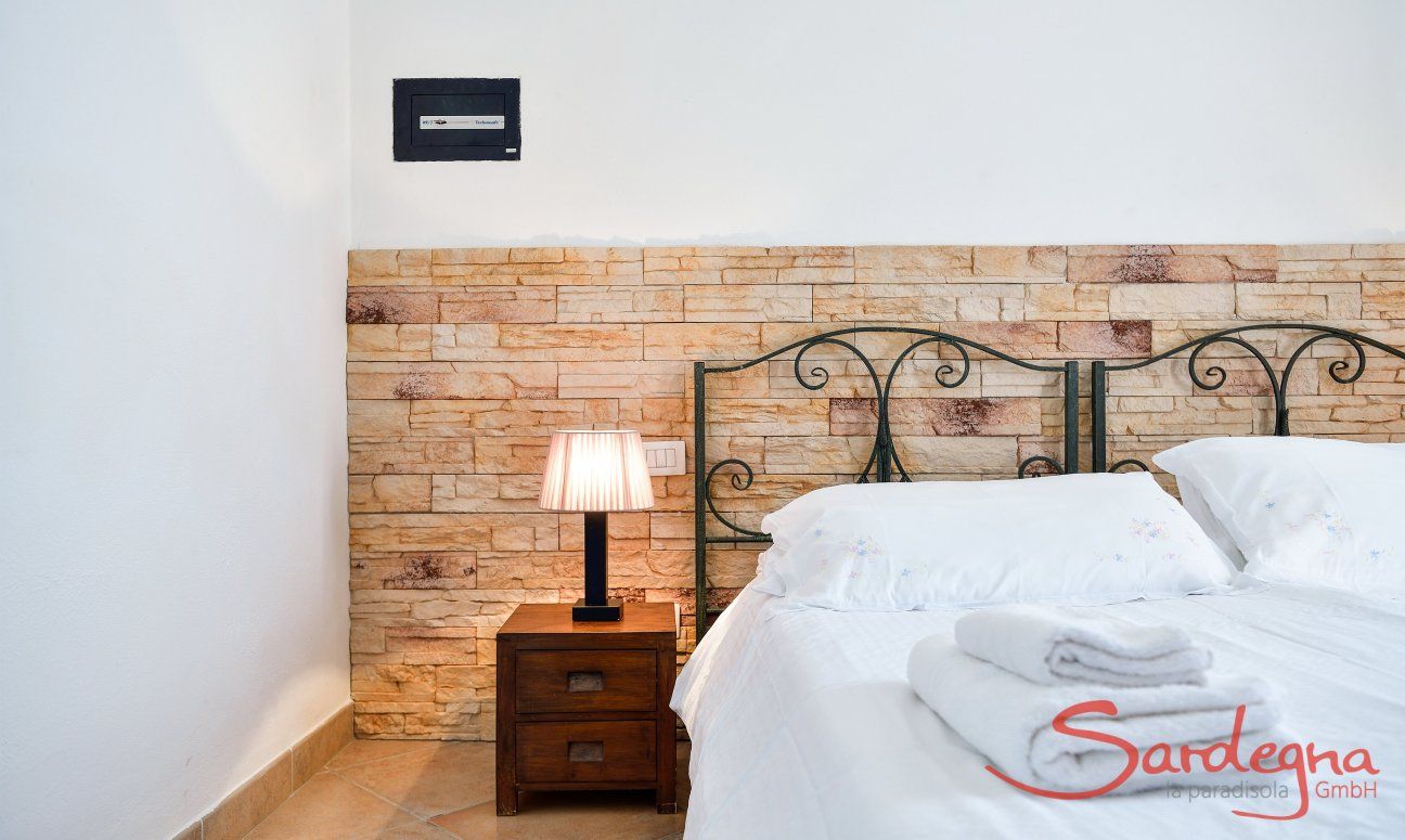 Apartment Castededdu 1 | Stilvolles Schlafzimmer 1 mit Doppelbett Stilvolles Schlafzimmer 1 mit Doppelbett