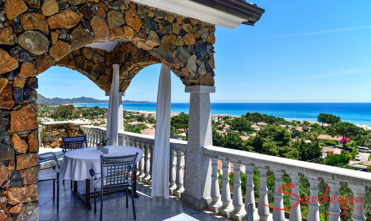 Apartment Castededdu 5 | Überdachter Essbereich auf der Terrasse mit Meerblick Überdachter Essbereich auf der Terrasse mit Meerblick