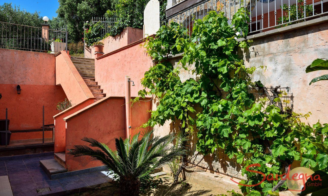 Apartment Castededdu 7 | Kleiner Innenhof mit Garten und Aussendusche Aussendusche im Hof