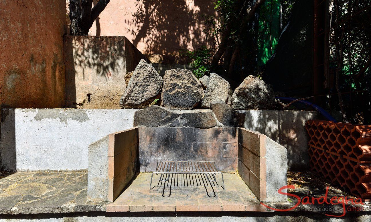 Apartment Castededdu 8 | Gemauerter Barbecue im Garten Gemauerter Barbecue im Garten