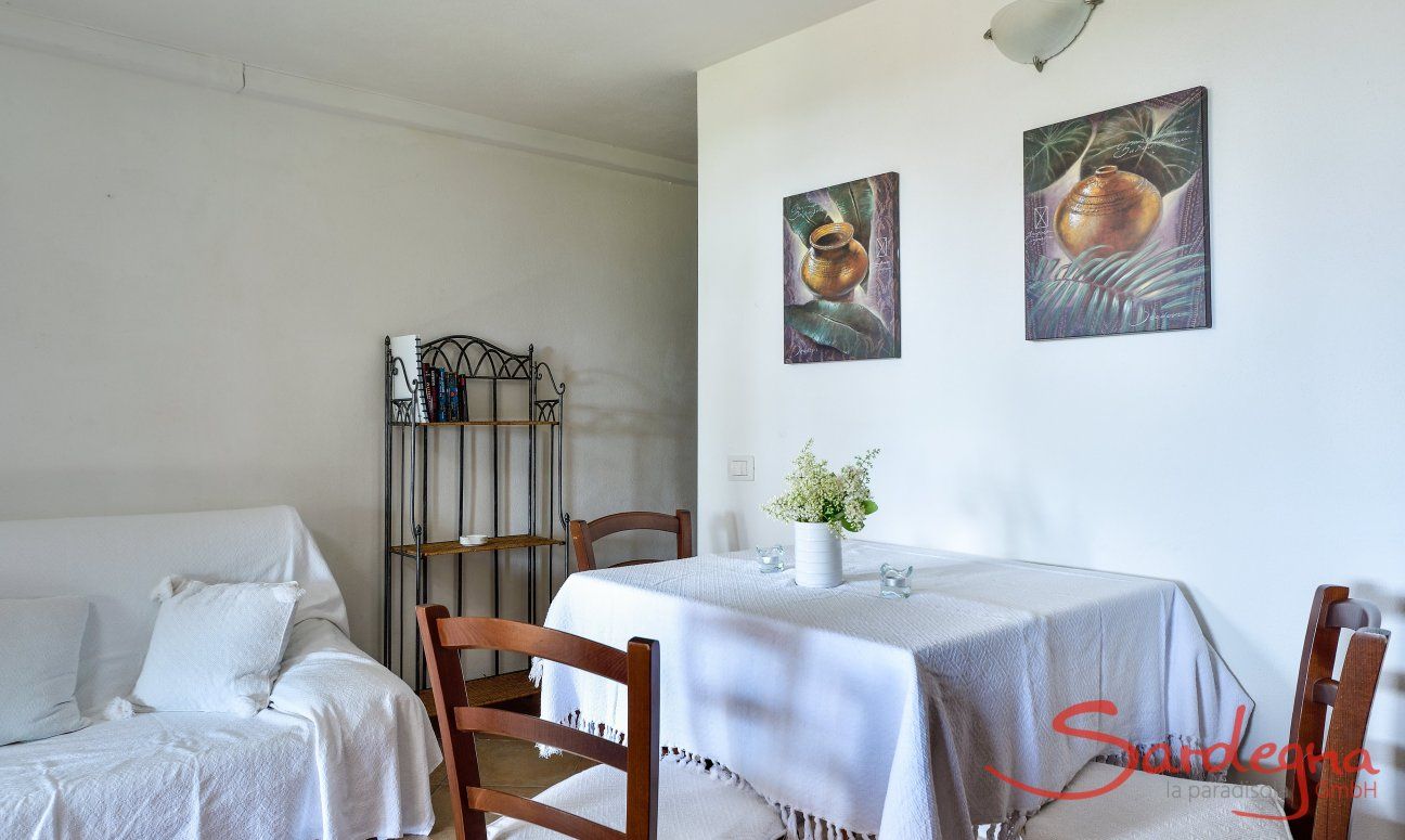 Castededdu 10 | Wohnbereich mit Esstisch und Sofaecke Wohnbereich mit Esstisch und Sofaecke