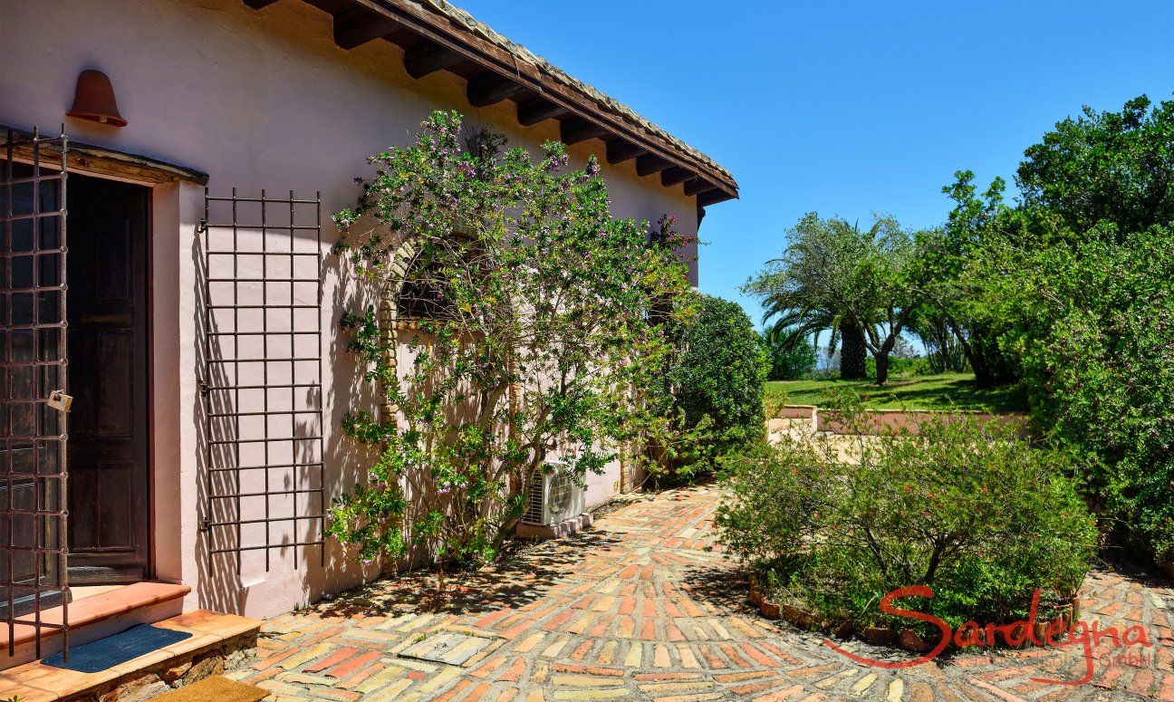 Villa Fiori 3 | Eingang mit sardischen Ziegeln gefliesst Eingang mit sardischen Ziegeln gefliesst