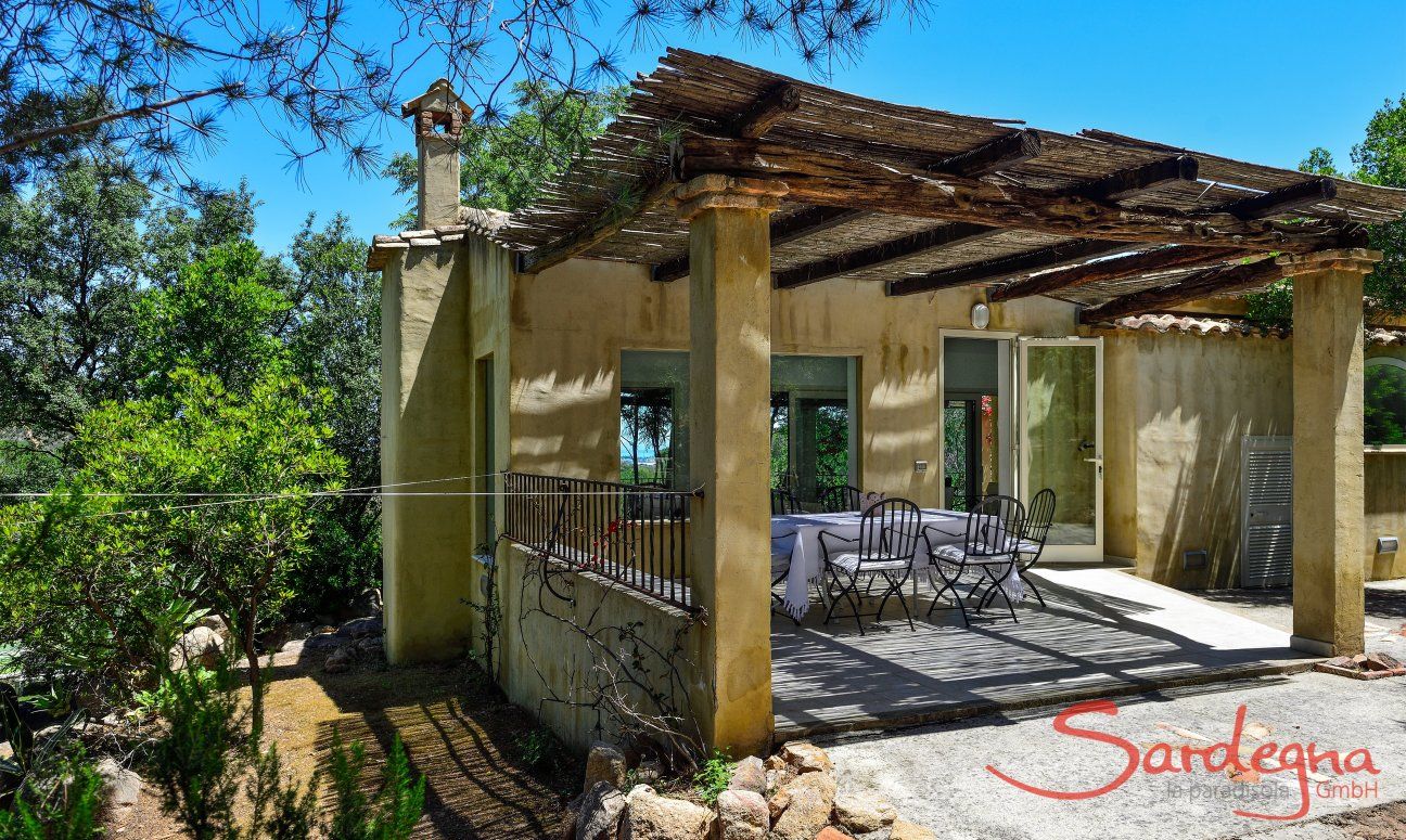 Villa Paradiso | Überdachte Terrasse mit Essplatz Überdachte Terrasse mit Essplatz