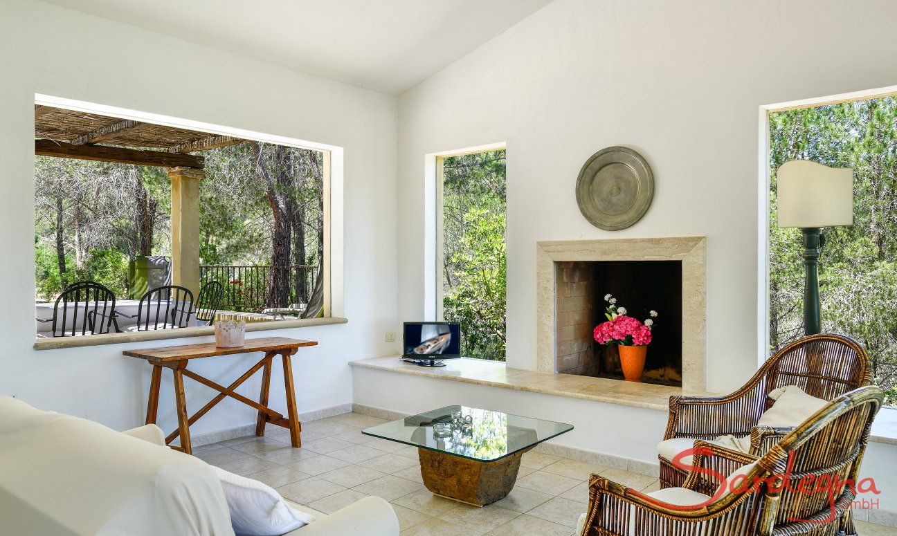Villa Paradiso | Modernes, helles Wohnzimmer mit Kamin Modernes, helles Wohnzimmer mit Kamin