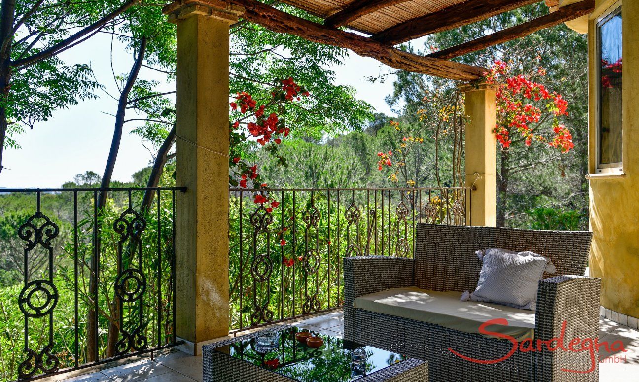 Villa Paradiso | Loungebereich auf der mit grün umgebenen Terrasse Loungebereich auf der mit grün umgebenen Terrasse