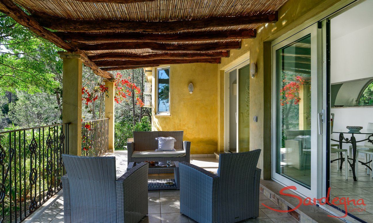 Villa Paradiso | Überdachter, schattiger Loungebereich im Freien Überdachter, schattiger Loungebereich im Freien