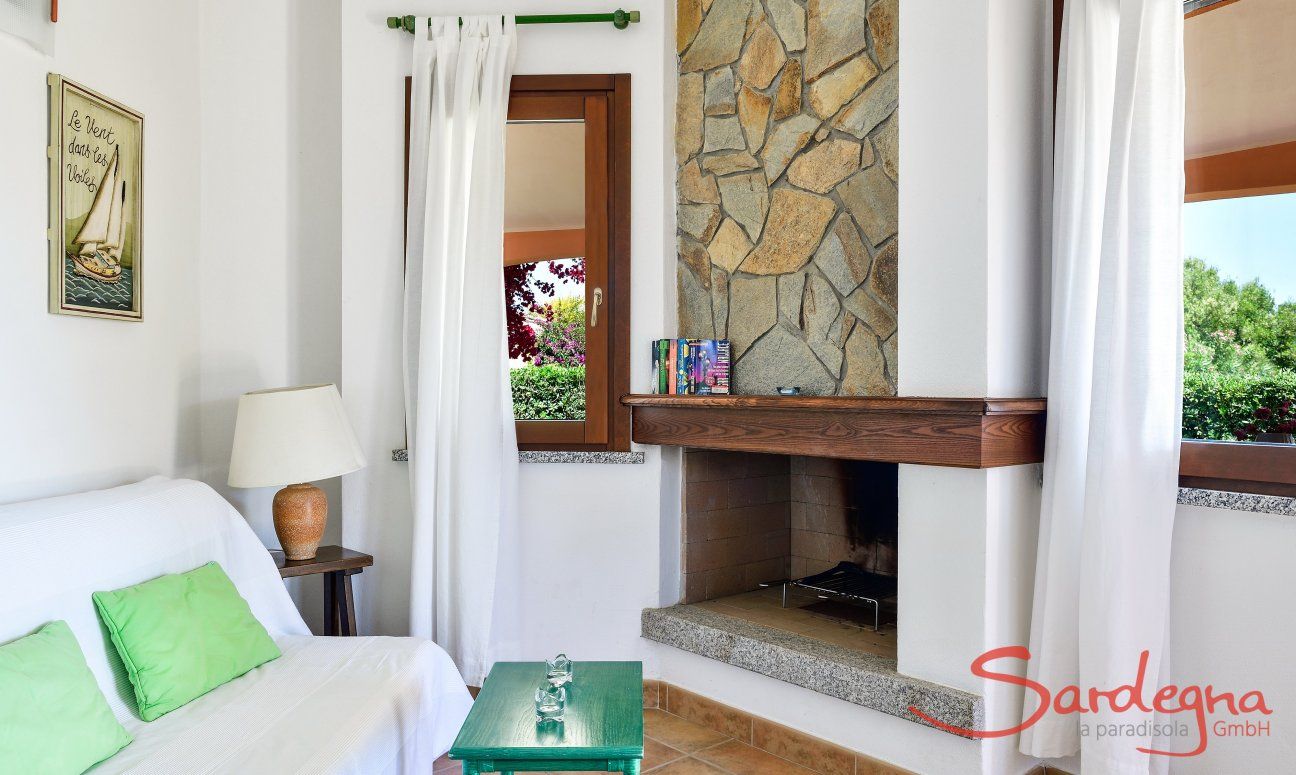 Villa Daniele | Kamin gegenüber vom Sofa im Wohnbereich Kamin gegenüber vom Sofa im Wohnbereich