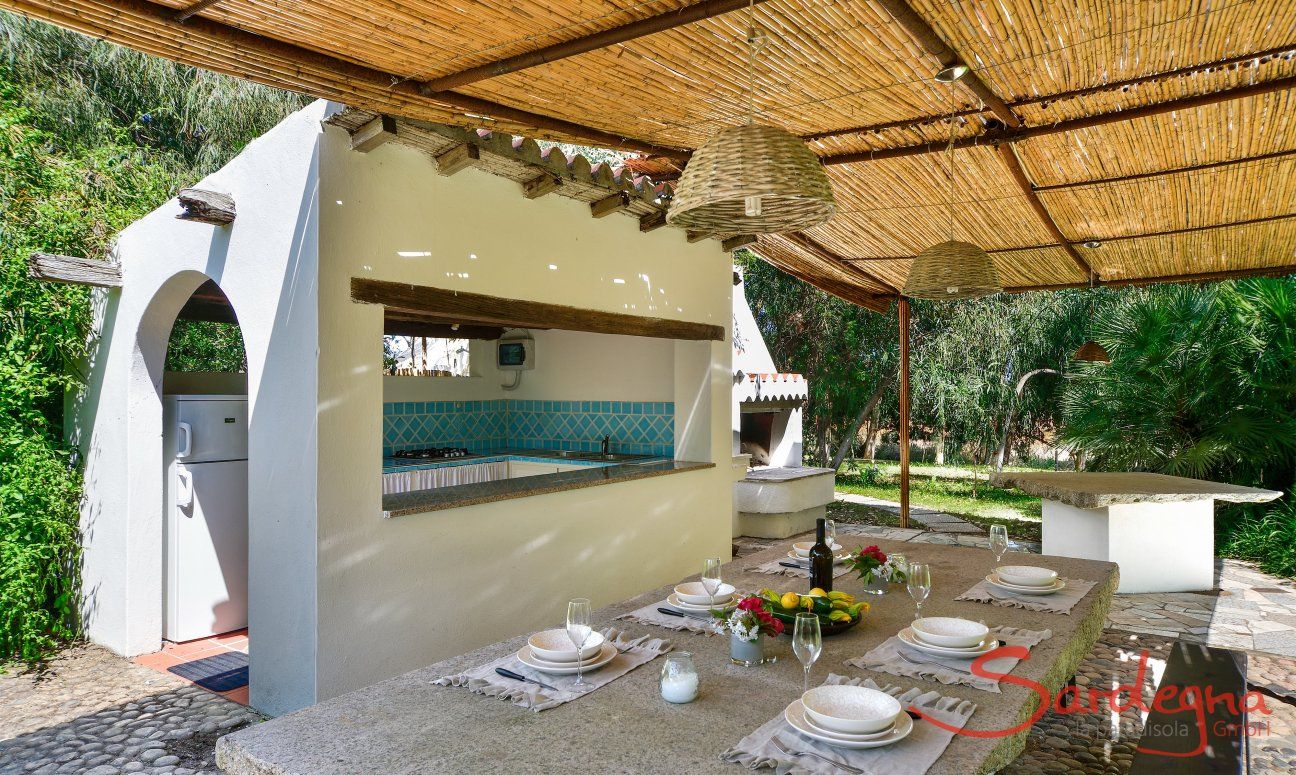 Zelt-Lodge Orri | Outdoor Küche mit riesigem Granittisch und Spülmaschine Großräumige Aussenküche